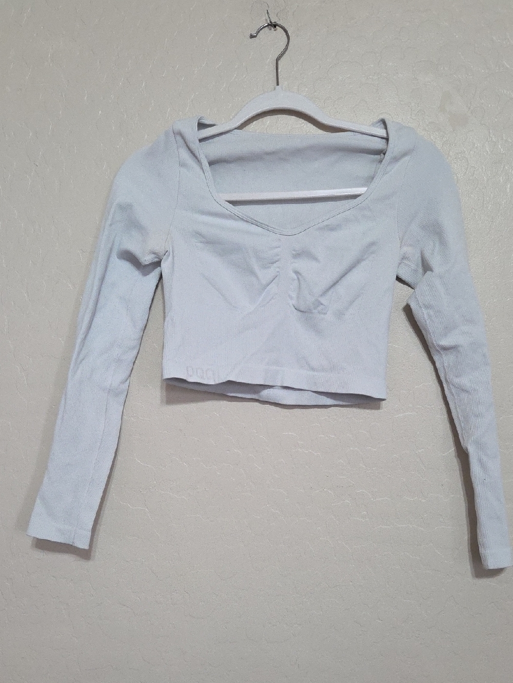 Cropped White Long-Sleeve Scoop Neck Compression Top